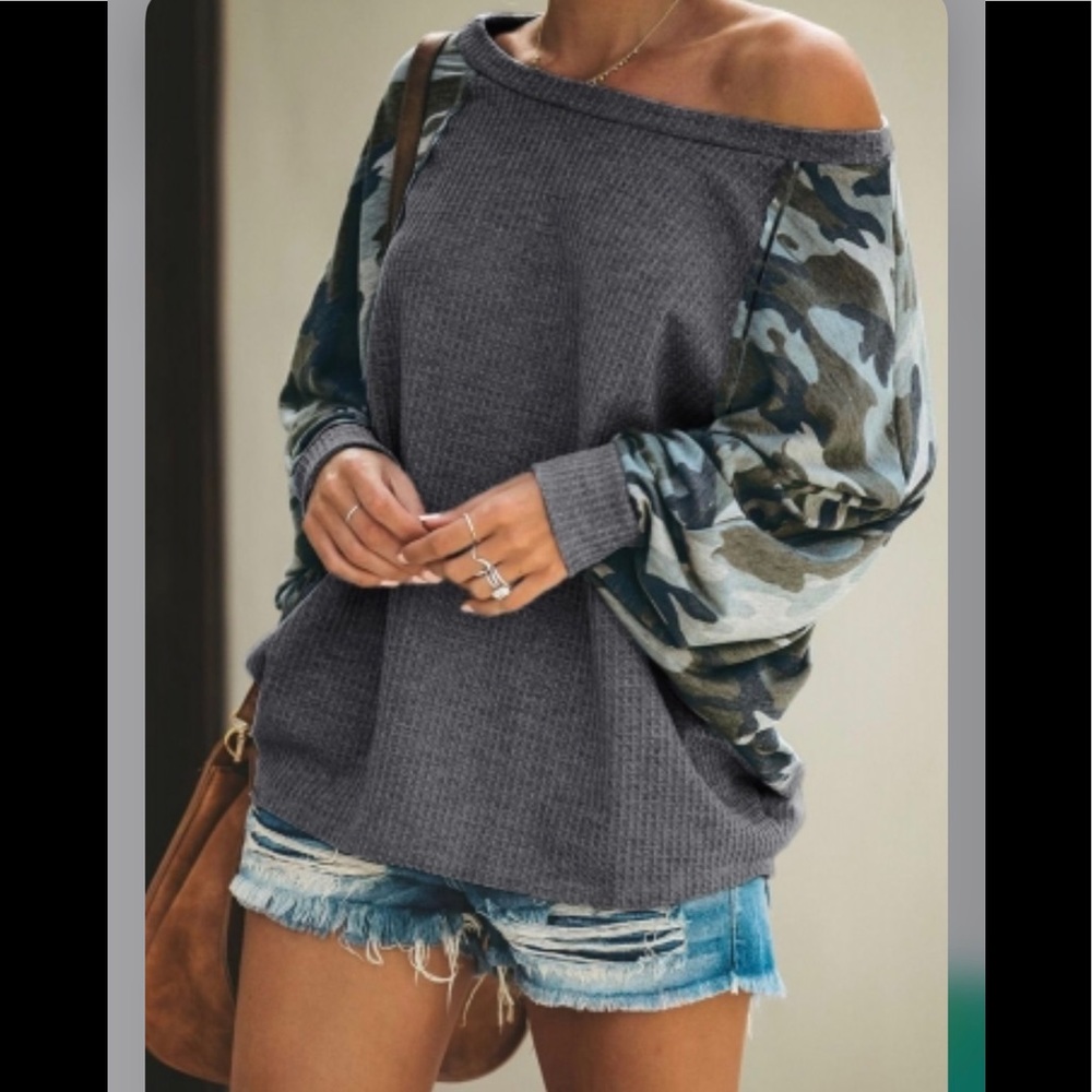 🌺 NWT!!! Cute BAT wing Camo Shirt.